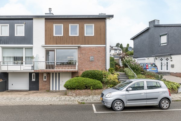 Foto - Te koop: Deels te moderniseren splitlevel drive-in woning (bouwjaar 1963) met 128 m² woonoppervlakte, 3 slaapkamers, tuin en een inpandige garage in Simpelveld